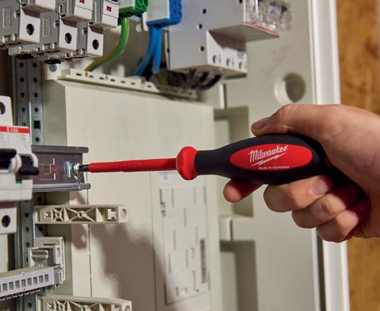 VDE KÉZISZERSZÁMOK KIVÁLÓ TARTÓSSÁG ÉS LEGJOBB ILLESZKEDÉS VDE FOGÓK VDE (DIN EN / IEC 60900) hitelesített szerszámok. 10 000 voltig tesztelve, 1000 voltig garantáltan alkalmas.