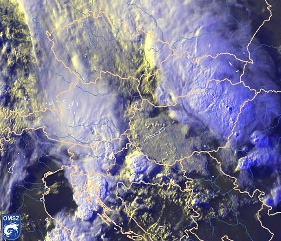 A rendszeren belül az egyes zivatarcellák is előidézhetnek rájuk jellemző heves eseményeket, de a rendszer is okozhat nagy területen jelentkező felhőszakadásokat, vagy kifutószeleket.