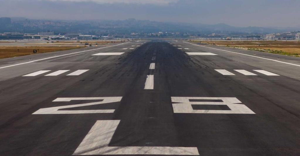 Futópálya jelölések Futópálya szegély-jelölés (RWY side stripe marking) teljes hosszban a két küszöb között, ahol a kontraszt miatt