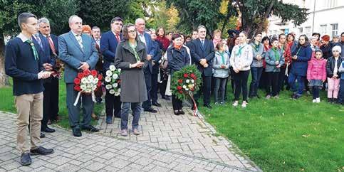 14 SENČAN november 2018 SPEKTRUM 2018 októbere a Szenczi Molnár Albert Napok jegyében Október 10-én, szerdán a VMK színháztermében a Komáromi Jókai Színház mutatkozott be telt ház előtt az Edith és