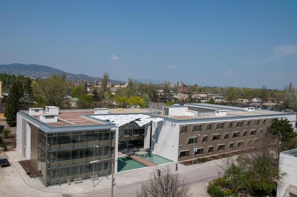 ÉMI tudásközpont új irodaház Magas fokú (újrahasznosított) hőszigetelés Zöldtető Napelemek (PV, BIPV) Tájolás szerint üvegezett ablakok Külső- és belső