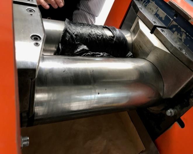 ) A hengereket egy elektromotor hajtja meg, a két hengerhez kapcsolódó fogaskerekek fogszáma határozza meg az ún.