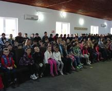 2018 16. évfolyam 5. szám Ára: 1 lej A mosoly ereje Az idei tanévben újból lehetőségünk volt segíteni a zsoboki Bethesda Gyermekotthonban élő gyerekek mindennapjainak szebbé tételében.