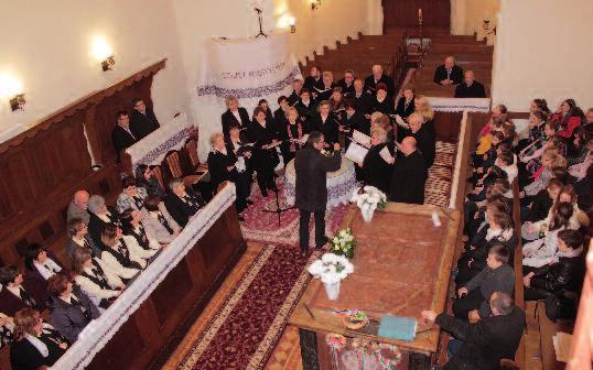 lakóival és vezetőivel, majd átadta az utalványokat. HÍREK 2018. november 30. XXXIII. évfolyam 19.