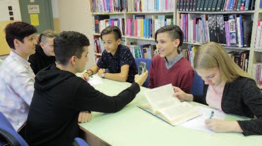 8 hírek OKTATÁS főszerepet kapott a szent istván rádió a bolyaiban A Bolyai János Katolikus Általános Iskola diákjai és pedagógusai immáron második éve, havonta egy alkalommal rózsafüzért imádkoznak