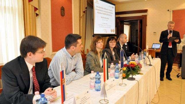 Az irodavezető-helyettes szólt arról is, hogy további szegedi projektelem a szintén szecessziós, egykor attraktív megjelenésű, a Feketesas utca 19-21.