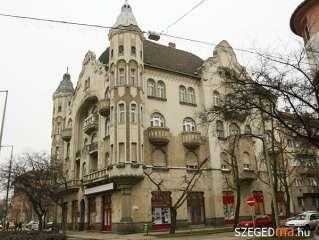 a szegedi műemlékké nyilvánított Gróf-palota tetőszerkezete és a világörökségi védettségű, csodaszép szabadkai zsinagóga északi homlokzata.