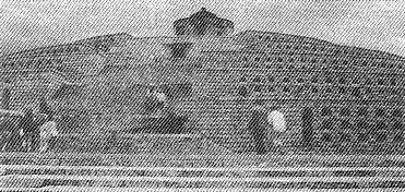 12. sz. kép: A Monte Grappa hegyóriáson emelt emlékmű falai közé gyűjtötték össze a környék hegyei között és a doberdói fennsíkon elesettek fellelt maradványait.