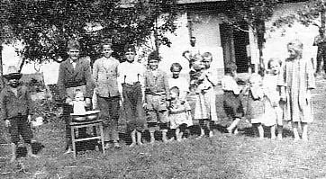 20. sz. kép: Markazi gyermekek 1942-ben, mindennapos öltözetben. A 14 gyermek közül 13 mezítláb állt a fényképezőgép elé. A fiúk iskolai játékai szintén a katonás nevelés szolgálatában álltak.