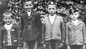 21. sz. kép: Jobbról balra: Tresó Gyula. (Matus) sz. 1931-ben, Ferencz József sz. 1931-ben, Takács Sándor sz. 1931-ben, Takács István sz. 1935-ben. A kép 1942-ben készült.