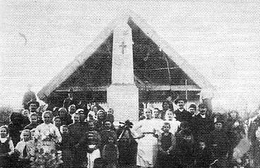 1925. március 15-én, a járási főszolgabíró és a járási katonai kiegészítő parancsnokjelenlétében történt meg. (47. sz. kép) Az emlékmű elülső oldalára 52 név van aranybetűkkel felírva. Az I.