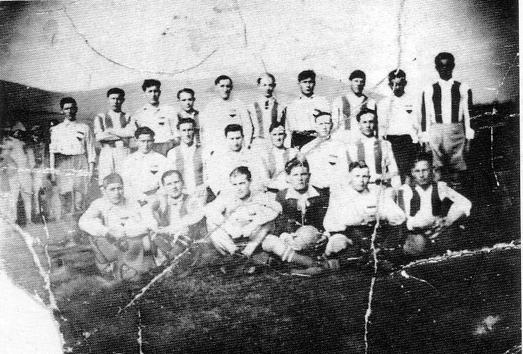 51. sz. kép: Markaz 1939 tavaszán megalakult válogatott labdarúgó csapata 22. sz. ábra Más falvakban való szereplés esetén 150-200 fő kísérte őket gyalog, kerékpáron vagy lovaskocsival.