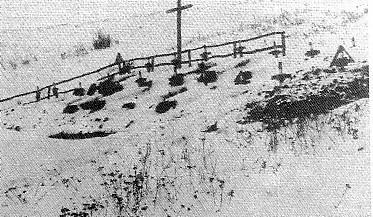 kép: Magyar katonatemető a Donnál 1942 őszén A Donnál a szovjet áttörés előtti időkben a katonatemetőket általában a falvak fő terén, a templomok mellett alakították ki.