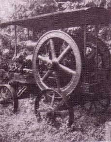 16. sz. kép: Otto rendszerű cséplőmozdony, a századforduló idejéből. A markaziak csahosnak nevezték. Az I.
