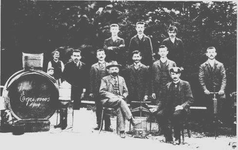 A szőlész szakemberek képzése céljából 1897-ben megnyitották Egerben a vincellérképző szakiskolát. A vincellérképzőt a markaziak közül elsőként Szekrényes István végezte el. (19. sz. kép) Markazon 1902-ben (mint a fentebb közölt számok mutatják) 10 kataszteri hold szőlőt telepítettek a Grüssner M.