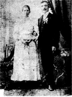 20. sz. kép: Czibulya Pál gazdatiszt és Hacsavecz Katalin esküvő előtti képe. 1906. XI.27. A pince 7.800 hl bor befogadására volt alkalmas, teljesen fahordókkal felszerelve.