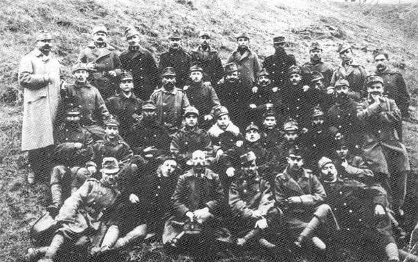 2. sz. kép: Idős vagy megrokkant népfelkelők. A kép 1916-ban Galíciában készült. A fotón 2-3 ma már beazonosíthatatlan -markazi katona is van. Mikor a pokolnak égő torka tárul.