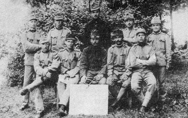 7. sz. kép: Molnár András (ülve, középen) a 60. közös gyalogezred szakaszvezetője 1915 tavaszán az Enns városi kórház kertjében, sebesült, lábadozó bajtársai körében. 1916.