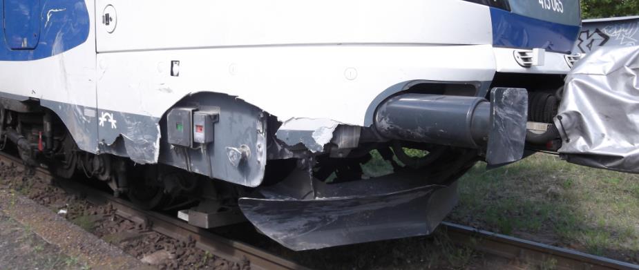 1R csap feletti részen a kocsiszekrény A oldali jobb homlokszoknya alatti részen az oldallemez 1R csapnál lévő rugóerőtárolós fék feloldó kar 4. ábra: A motorvonat sérüléseinek egy részlete 1.