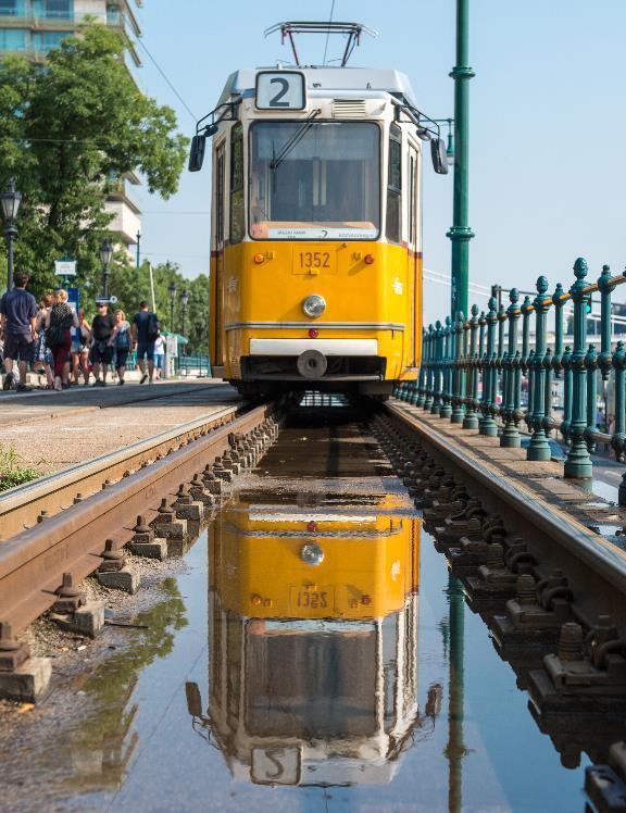 Főbb e-mobilitási projektek 2-es villamos komplex felújítása Külső Bécsi úti villamos kialakítása Fogaskerekű vasút fejlesztése P+R parkolókba elektromos töltők telepítése 2017-ben a Fővárosi