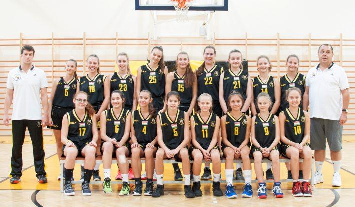 Serdülõ (U14) leány csapat Álló sor (balról): Sámuel Gergely (), Takács Dorina, Tar Csenge, Katonás Kamilla, Turi Eszter, Kutrik Dóra, Vámos Anna, Király-Farkas Lili, Mihaleszkó Anna, Sándor