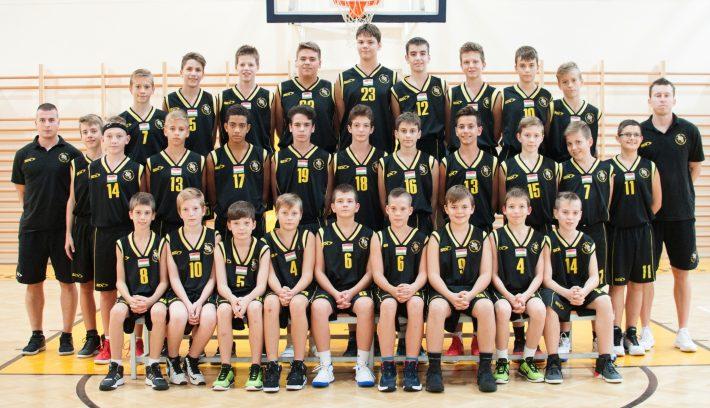Serdülõ (U14) fiú csapat Hátsó sor (balról): Simoincs Levente, Nagy Barnabás, Hajdu Péter, Gyõrik Dávid, Aranyi Bence, Balaton Gergõ, Csorba Gyula, Illés Barnabás, Simonics Olivér; középsõ sor