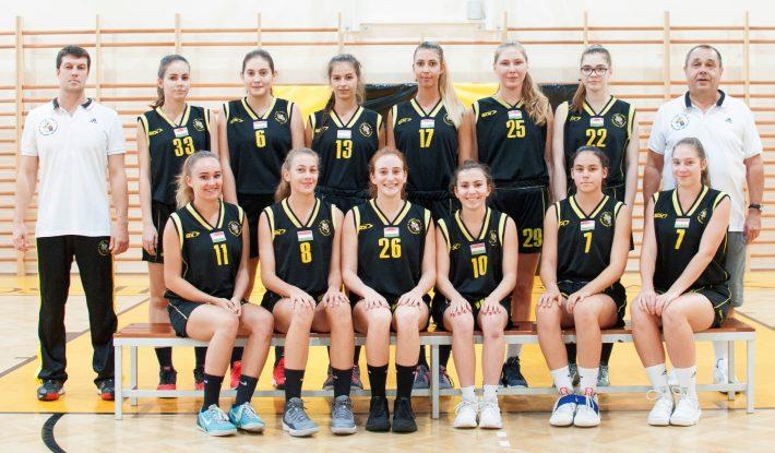 Junior (U18) leány csapat Álló sor (balról): Sámuel Gergely (), Hajdu Réka, Szabados Nóra, Mogyorósi Eszter, Kutrik Andrea, Szabó Réka, Ugaros Lili, Tatár István (); ülõ sor (balról): Szabó Boglárka,