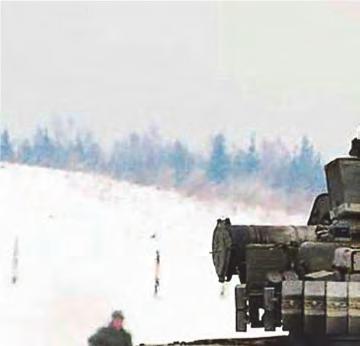 Tanulmányok 13. ábra. Gázturbinás T 80-as harckocsi. A csecsenföldi harcok során bebizonyosodott a gázturbina repesztalálatokkal szembeni fokozott sérülékenysége.