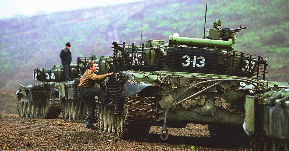 Tanulmányok 14. ábra. T 72-es harckocsikból álló oszlop RPG védőráccsal. A rácsok egy részét a csapatjavító alegységek utólag szerelték fel totta a 81.