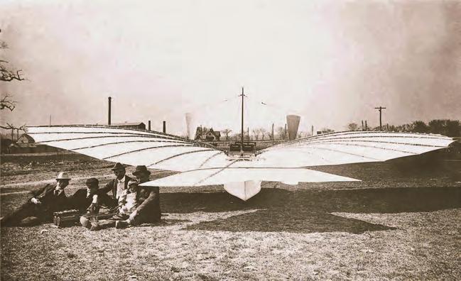 Haditechnika-történet 9. ábra. Weißkopf és félig magyar származású lánya, az első repülést végrehajtó Nr 21 repülőgép mellett. A földön, Weißkopf előtt a kiszerelt motor látható 10. ábra. Az Nr 21 repülőgép hátulnézete 11.