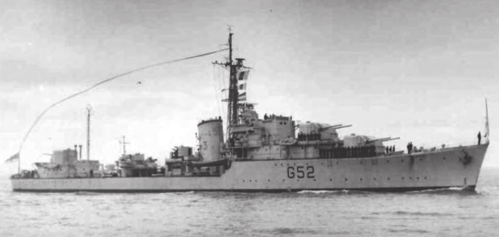 A csatacirkáló azonnal keletre fordult, 29 csomóra növelte sebességét, lövegei pedig néhány perc múlva viszonozták az angol ágyútüzet.