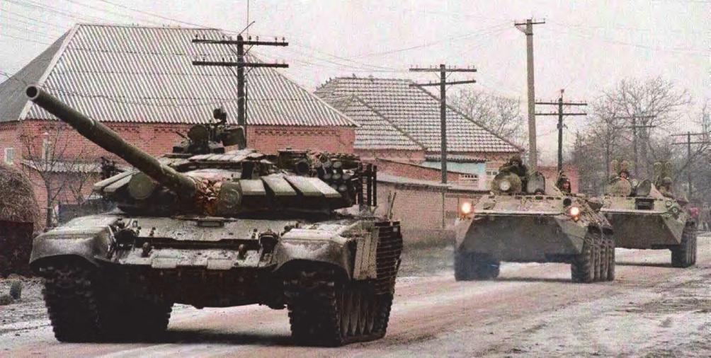 Tanulmányok 16. ábra. T 72BM harckocsi kiegészítő védőrácsokkal a torony hátsó részen, mögötte BTR 80-as páncélozott harcjármű 17. ábra. Páncélozott lövészszállító harcjárművek hegyi terepen.