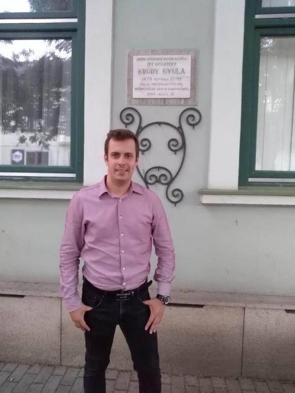 Ma Evangélikus Kossuth Lajos Gimnázium. Itt töltötte az író gimnáziumi éveinek egy részét. Az intézmény jogelődjét a 19.