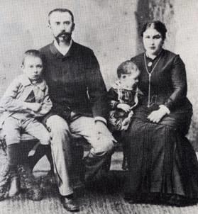 Az elemi iskolát (1883 1887) Nyíregyházán (ma általános iskola alsó tagozat), az alsó gimnáziumot Szatmárnémetiben (1887 1888) (ma felső tagozat) és Podolinban (1888 1891), a felsőt (ma