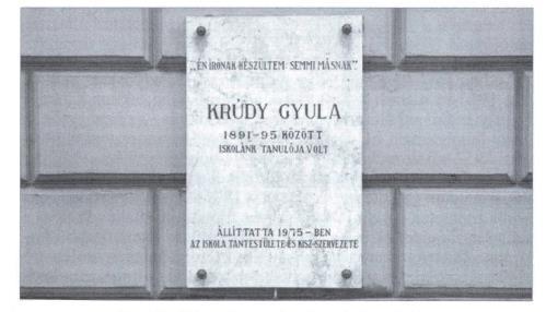 ugyanis ő fedezte fel művészi vénáit. Hogy író lettem, azt neki köszönhetem. Mondta Krúdy. 22 Irói szárnyait már ekkor kezdte kibontani.