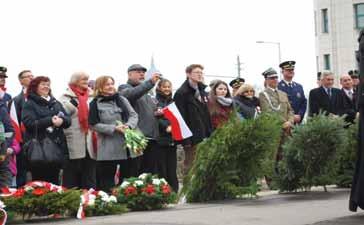 ), zebrała się tutejsza Polonia, przedstawiciele dyplomacji z ambasadorem Romanem Kowalskim na czele, przybyła rzecznik narodowości polskiej w Zgromadzeniu Narodowym Węgier dr Halina Csúcs Lászlóné,