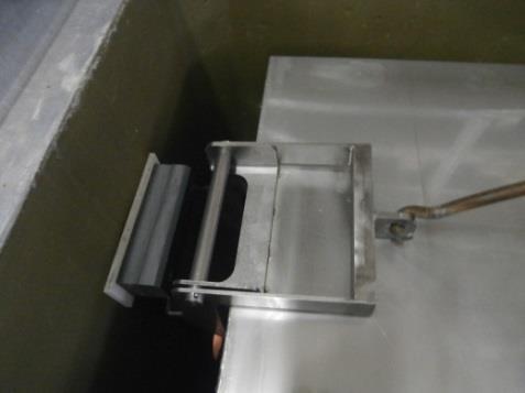 A védőszekrény hátoldalának tetején elhelyezkedő reteszfogantyút felfelé kell húzni.