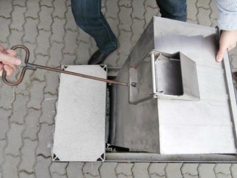 Üzemi állapot: Kezelési helyzet: 9. kép: Reteszfogantyú beakasztás Lehajtott, rögzített védőszekrénnyel, lezárt aknafedéllel. Felnyitott védőszekrénnyel. A kezelés a járórácsról állva történik. 4.