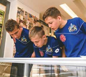 Alighogy véget ért Nyíregyházán a Puskás Intézet Arany pillanatok című kiállítása, a futball-legendák emlékei máris továbbvándoroltak az országban ezúttal Szegedre látogatott a Puskás Intézet
