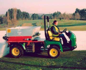 A Kubota RTV egyedi készítésű Rink 1003-mal, 0,4 m 3 -es tartály kapacitással.