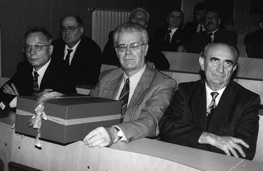 ünnepségünkre. A nagy érdeklõdéssel kísért (4. és 5. kép) elõadásokat követõen dr.