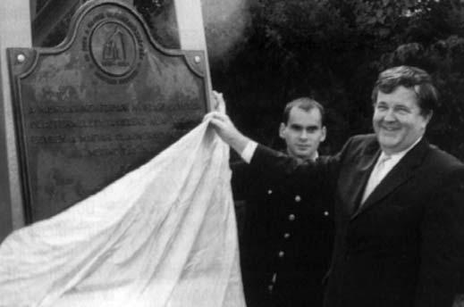 10. kép. A diákélet képei 11. kép. A tablón a kezdet és a jelen képei 12. 14. kép. A kiállítás közönsége Emlékmûavatás 15. kép. Dr.