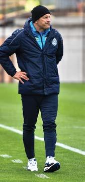 Edzőportré MINDEN NAPPAL JAVULNI Harmadik éve dolgozik akadémiánknál Ivica Kulesevic, aki az elmúlt szezonban bajnoki címig vezette U7-es csapatunkat, az idén pedig a profi futball előszobájának