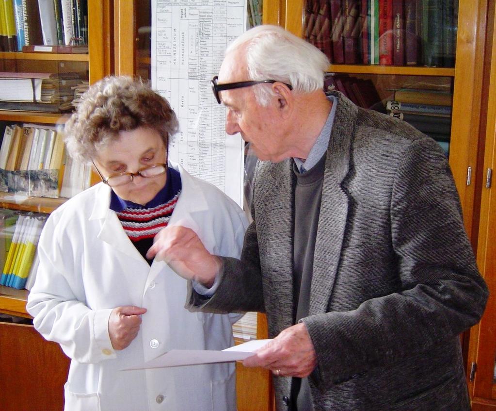 Bóna József (balra) mikropaleontológus és Fazekas Imre (jobbra) biológus, gyűjteményvezető 2004- ben, a komlói múzeumban Fazekas Imre gyűjteményvezető mellett dolgozni nagyon jó iskola volt.