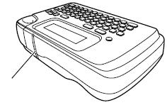 Ezzel a CASIO címkenyomtatóval számos alkalmazáshoz, például névjegytáblákhoz, CD/DVD címkékhez, rendezőkhöz és egyéb felhasználásra nyomtathat ragasztós címkéket.
