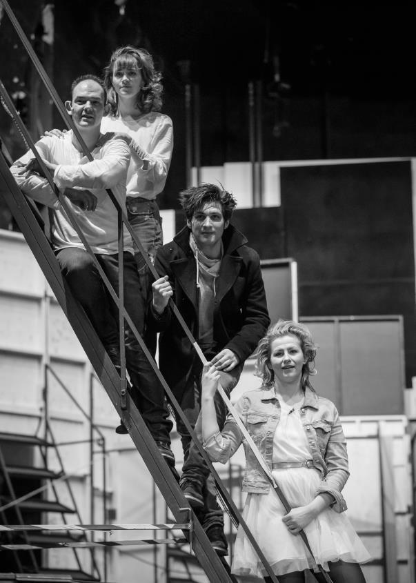 A szerelmesek (Hermia, Heléna, Lysander, Demetrius) Shakespeare-nél a szerelem mindig hirtelen támad állítja Jan Kott, az egyik legismertebb Shakespeare kutató.