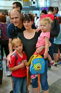 Gergő beszámolója a csodálatos öt napról: A szülőktől való búcsú után egy kis várakozás a tranzitban, majd 12:55-kor óramű pontossággal felszállt a gép, rajta a kis csoportunk 18 gyerekkel és 15