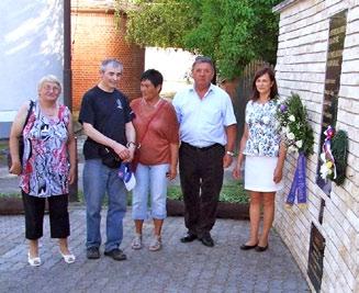 Po slávnostnom programe sme pohostili účastníkov v Slovenskom dome, a spolu sme sa zabávali na hudbu kapely Ozembuch.