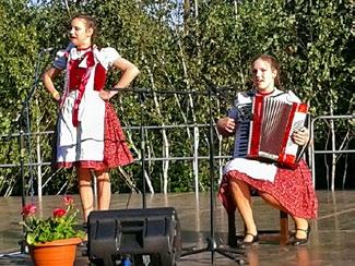 Na programe sa zúčastnili slovenské folklŕne skupiny z viacerých krajín. Mad arsko na festivale reprezentovali naše speváčky Laura a Vanessza Glückové spolu s tanečnou skupinou zo Santova.