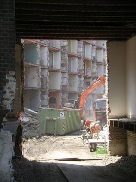 önkormányzat által megbízott építész (Hulshof Architekten) és projekt menedzsment ügynökség (Urbannerdam) által vezetett participációs tervezési folyamatban, melynek során döntenek a felújítás